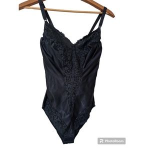 Smoothie Black lace shaper bodysuit, 36D. NWOT